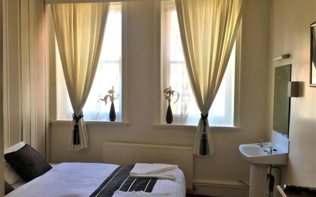 Assheton Arms Hotel