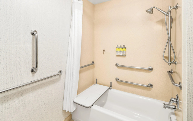 Holiday Inn Express & Suites Wilmington-Newark by IHG