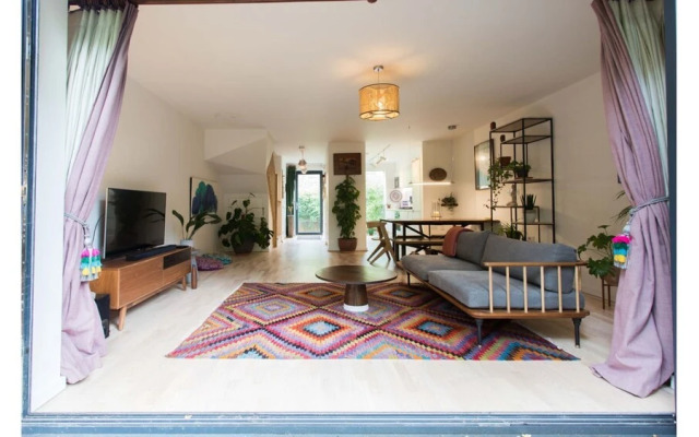 Trendy & Bright Bohemian House in Forest Hill