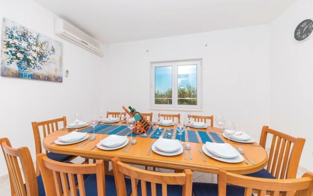 Nice Home in Kastel Kambelovac With Wifi and 4 Bedrooms