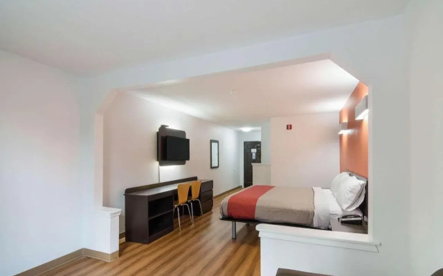 Deluxe Inn & Suites - Moss Point