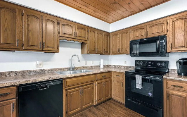 Boondock Bliss - Lakefront, Private Dock Sleeps 15!