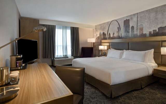 DoubleTree by Hilton St. Louis Airport
