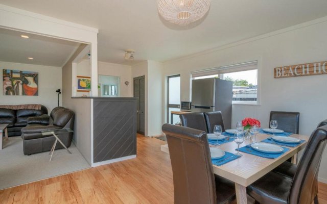 Beach House on Hetherington - Whangamata Holiday Home