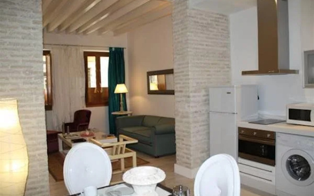 Relator Singular Apartments