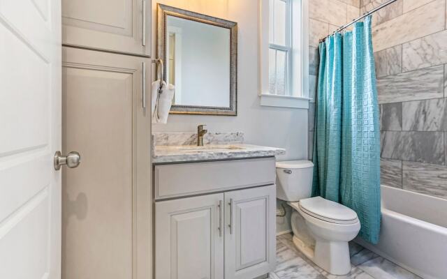 Chic 4 BR Condo - Large Pool - Perfect Location