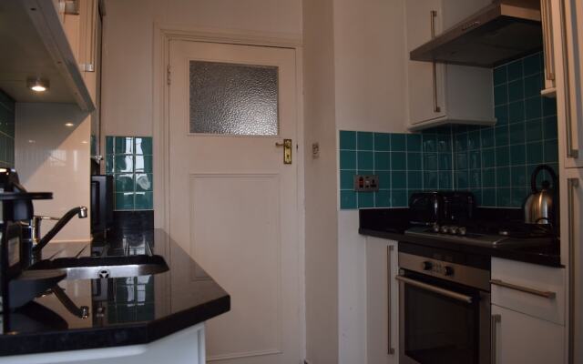 2 Bedroom Flat Near Hyde Park