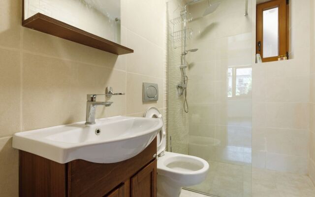 Aki Gray Apartment Serene Oasis