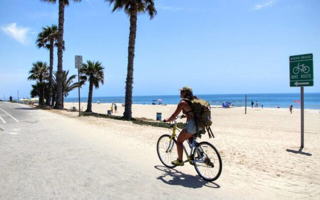 Walk to Venice Beach From a Sleek Apartment