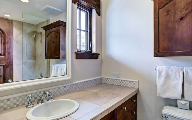 Luxury Mountainside 5BR Chalet in Vail Village by RedAwning