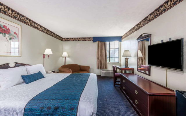 Days Inn & Suites by Wyndham Youngstown / Girard Ohio