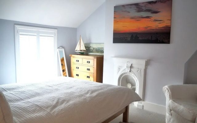 The Seaview Snug