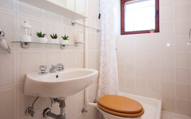 Apartments & Rooms Mikelin