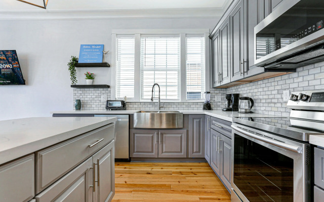 Amazing 4BR w Balcony by Hosteeva