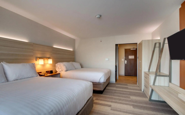 Holiday Inn Express & Suites Galesburg by IHG