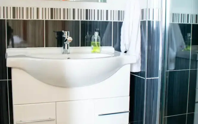 Spacious 5-bed House! Tilbury! Free Parking!