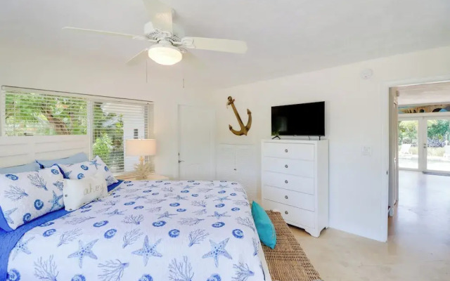 Walk to Beach: Waterfront Home in Marathon!