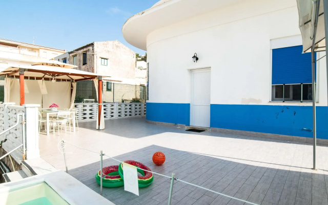 Seafront Apartment in Villa with Swimming Pool and Parking