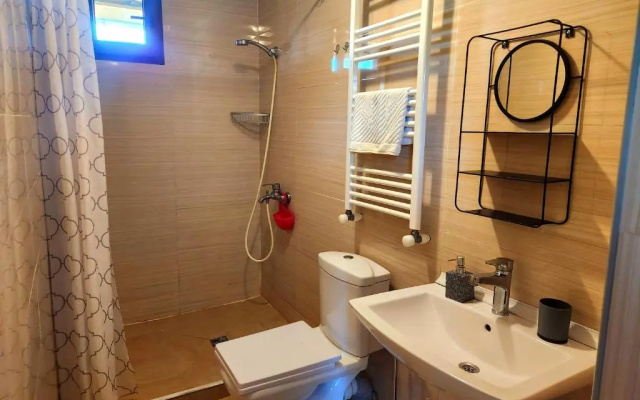 House & Yard Sesil M 110m to beach