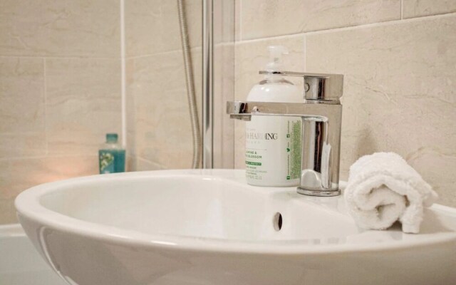 GF Apartment Near City Centre With Gated Parking