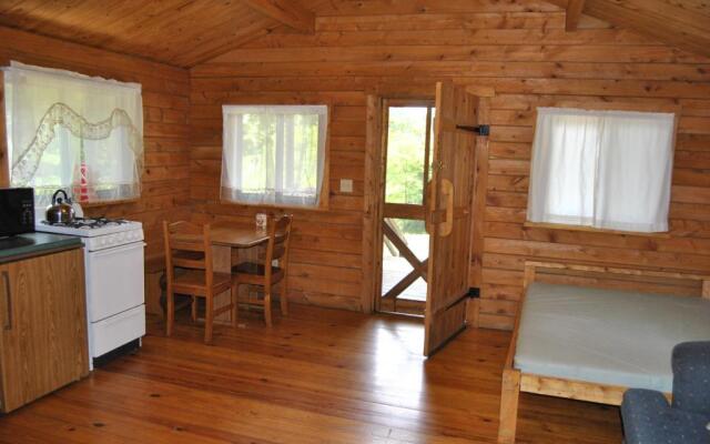 Robin Hill Camping Resort One-Bedroom Cottage 8