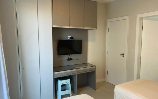 Apto 2 quartos com AR Cond, prédio frente p/ praia