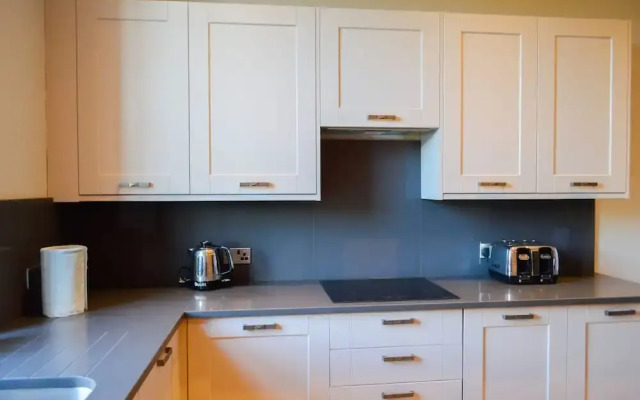 Spacious 3 Bedroom Flat in Marchmont