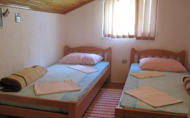 Apartment Šera - 50 m from beach: A3 Pisak, Riviera Omis