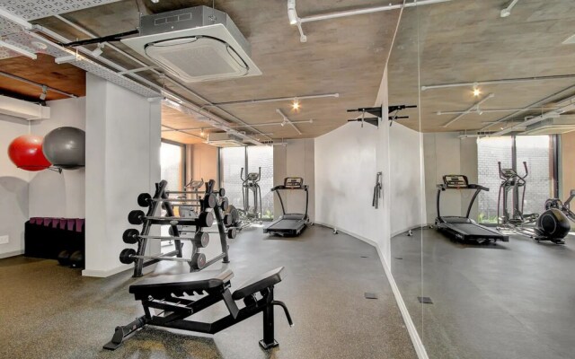 Modern Top Floor Apartment Mountain Views