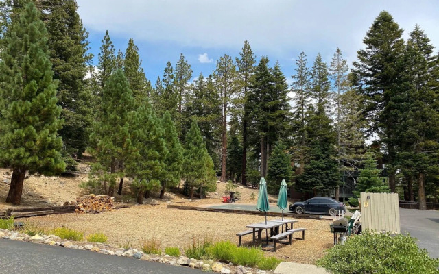 Hidden Valley #027 - Studio w/ Amenities - Walk to Village!