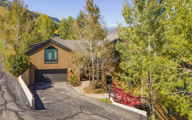 814 Eagle Dr. 4 Bedroom Home by RedAwning