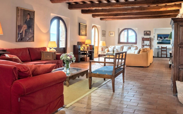 Beautiful Villa in San Giovanni del Pantano With Pool