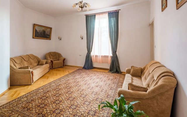 Three rooms on Hnatyuka 3