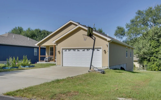 Family-friendly Lansing Home With Covered Balcony!