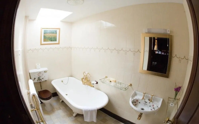 Crown & Cushion Hotel