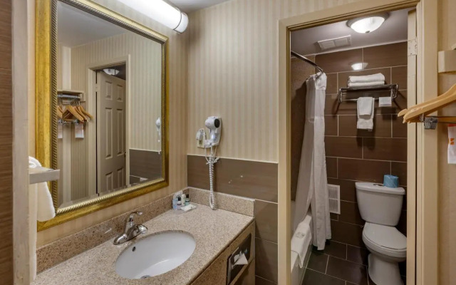 Econo Lodge Inn & Suites Toronto Airport