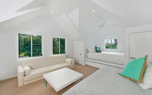 Middle Rock Beach House - Beach Front, Lake Cathie