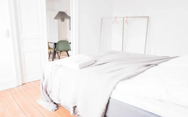 Beautiful 2-bed With Large Balcony