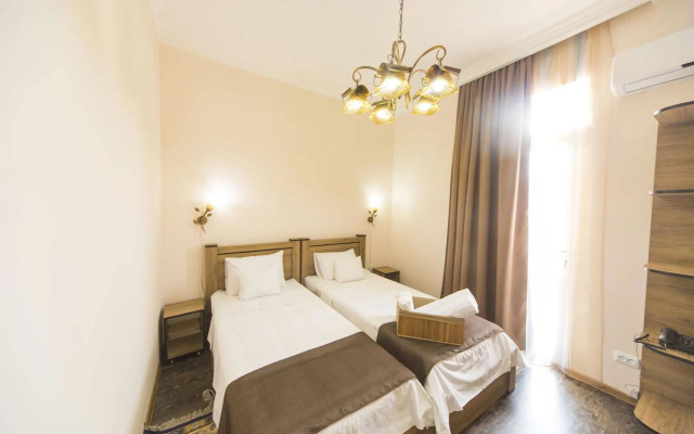 Log Inn Boutique Hotel