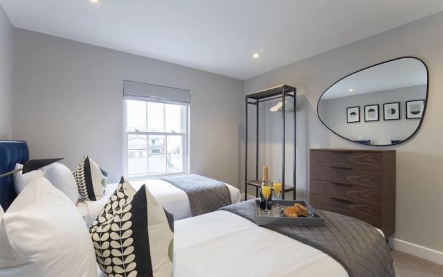 Elliot Oliver - Luxury 3 Bedroom Town Centre Apartment With Parking