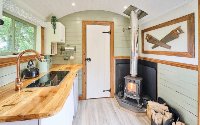 Host Stay Dipple Farm Shepherds Hut