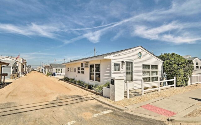 Beachy Lavallette Cottage w/ Outdoor Shower, Patio