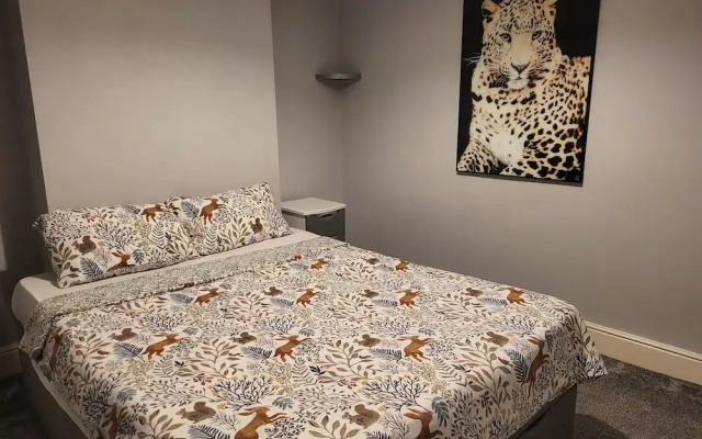 Stoke-on-trent - Apartment - Sleeps 5 - Parking