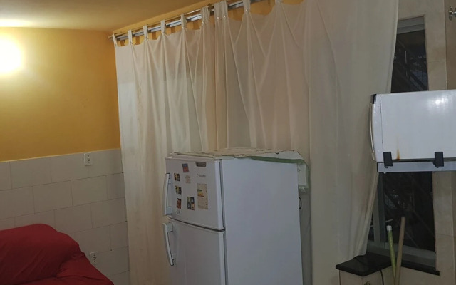 Flat na Praia de Itapuã no Térreo com AR-Condicionado - SEM TAXAS