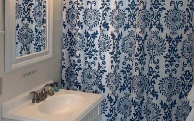 Vineyard Harbor Motel - Private Beach