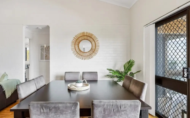 Quaint 2-bed Beach Abode With Ocean Views