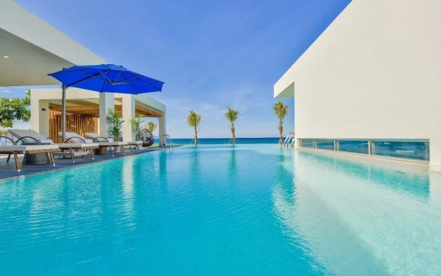 Luxury Yacht Villa