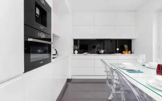 Lux 3 Bedroom Flat by Renters Prestige