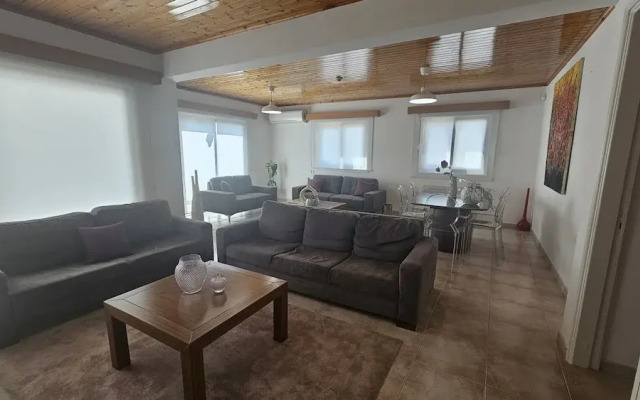 39 EGM - Stay Uptown Apartment
