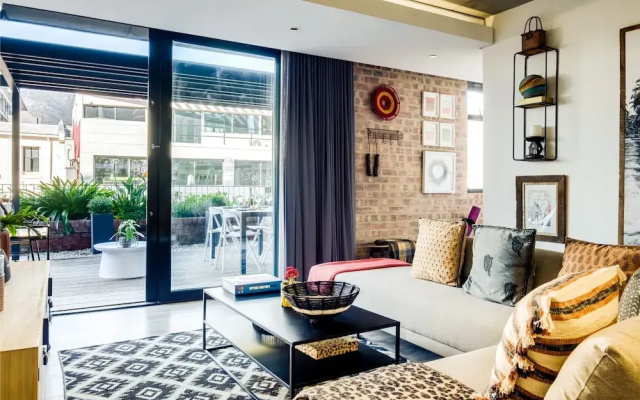 Contemporary Charming Apartment The Urban Edge